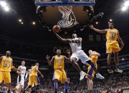 悟空体育-NBA巨星吉米-巴特勒现身巴黎赛场观众席，引发现场狂热