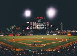 悟空体育-赛场内外的光辉，一位运动员的卓越旅程